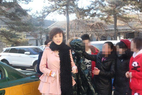 金巧巧产后复出排场大多人护航贵妇范儿十足